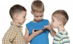 Kada je pravo vrijeme da dijete dobije svoj prvi mobitel?