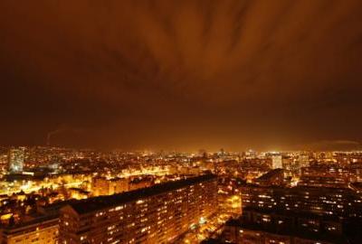 Zašto trebamo gasiti reklame noću?