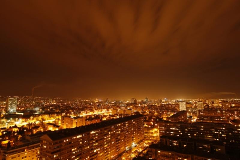 Zašto trebamo gasiti reklame noću?