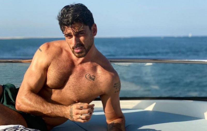 Proslavljena svjetska zvijezda Michele Morrone igrao bilijar sa TV voditeljem